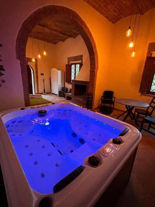 Relax Nella Jacuzzi In Toscana Colle Val D'Elsa Exteriör bild